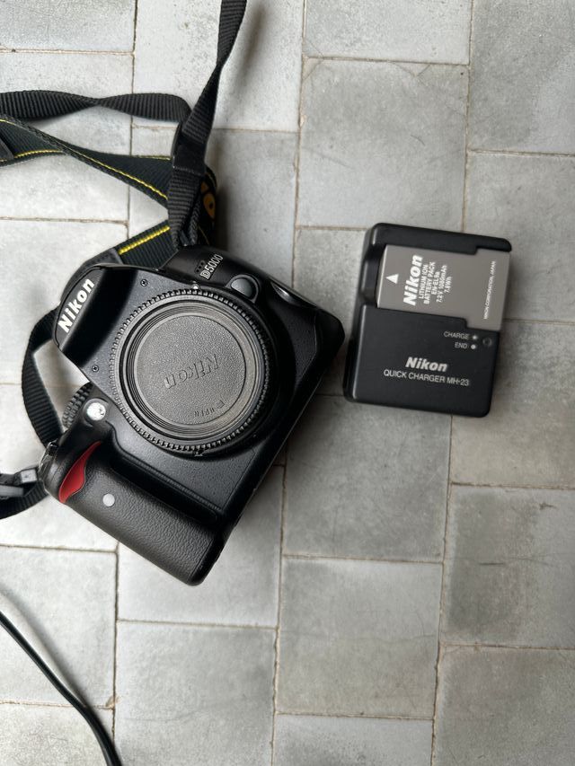 Cámara Nikon D5000 + 18-55VR + Cargador MH-23