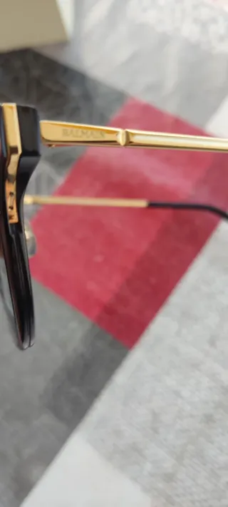 Gafas de sol Balmain de lujo doradas y negras
