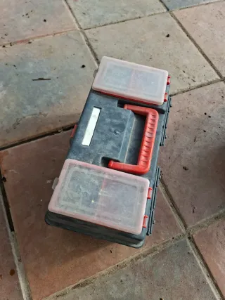 Caja de herramientas con compartimentos