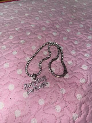 Collar RHLM con colgante de letras