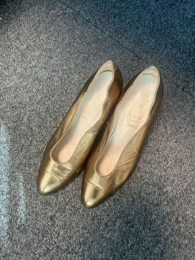 Zapatos de tacón dorados