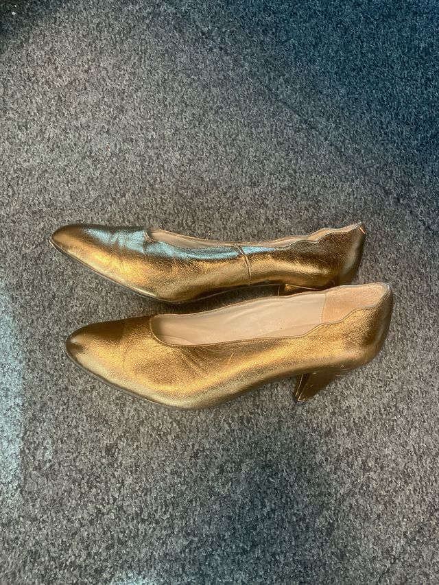 Zapatos de tacón dorados