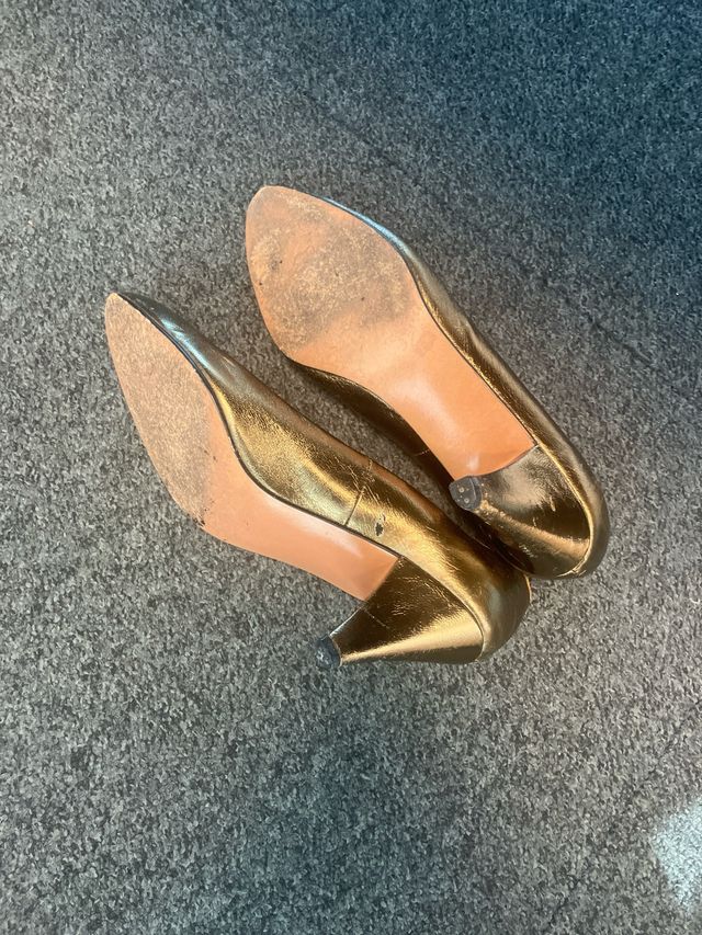 Zapatos de tacón dorados