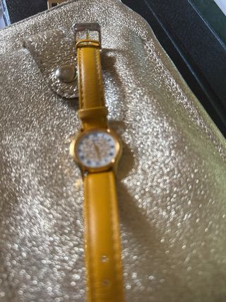 Reloj de pulsera dorado y amarillo