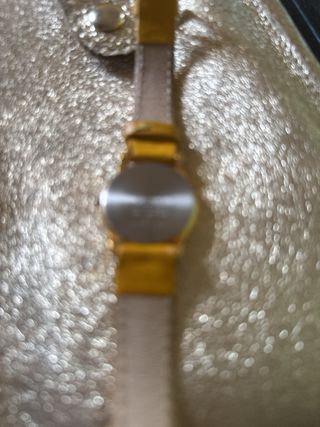 Reloj de pulsera dorado y amarillo