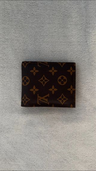 Cartera Louis Vuitton Marrón con Grabado Clásico