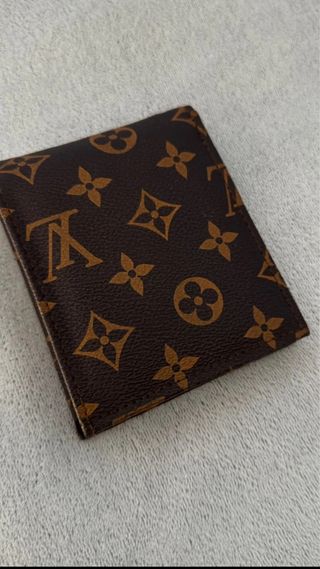 Cartera Louis Vuitton Marrón con Grabado Clásico