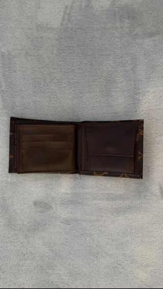 Cartera Louis Vuitton Marrón con Grabado Clásico