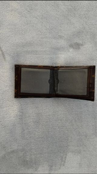 Cartera Louis Vuitton Marrón con Grabado Clásico