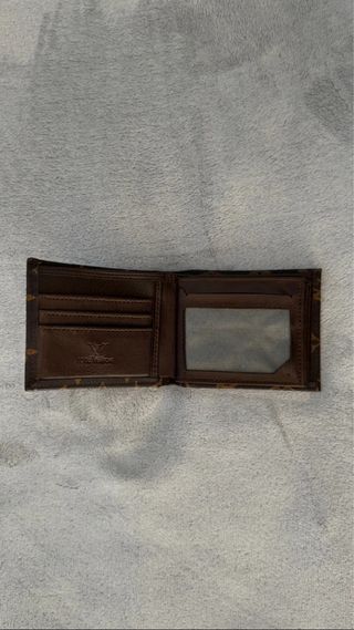 Cartera Louis Vuitton Marrón con Grabado Clásico