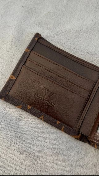 Cartera Louis Vuitton Marrón con Grabado Clásico