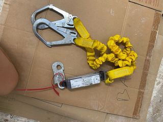 Arnés de seguridad con eslinga