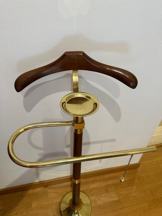 Perchero de traje con bandeja para monedas