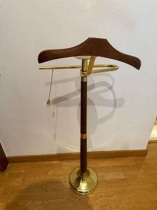 Perchero de traje con bandeja para monedas