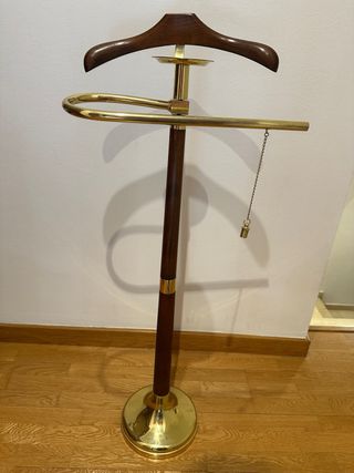 Perchero de traje con bandeja para monedas