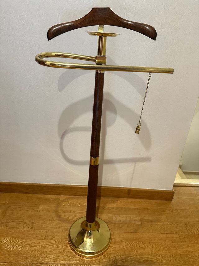 Perchero de traje con bandeja para monedas