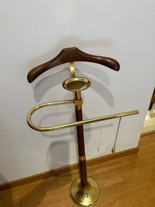 Perchero de traje con bandeja para monedas
