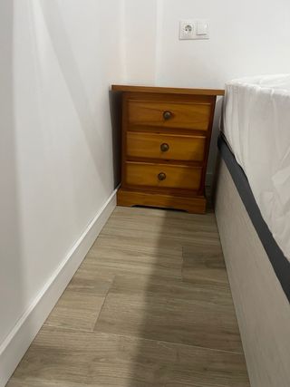 Cassettiera in legno con specchio