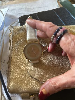 Reloj de pulsera dorado y blanco