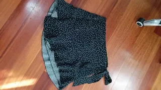 Falda pantalón corta negra lunares blancos