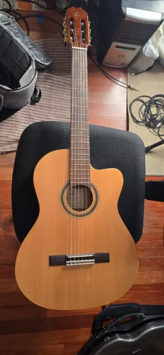 Guitarra Admira Virtuoso ECF estuche incluido.