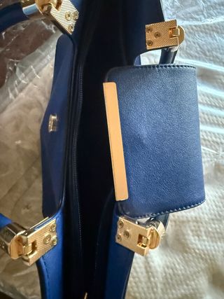 Bolso azul con detalles dorados
