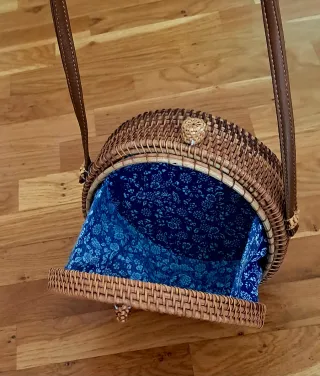 Bolso redondo mimbre con forro floral