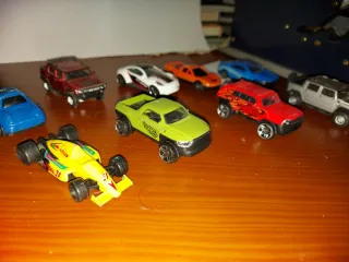 Lote de coches de juguete variados