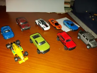 Lote de coches de juguete variados