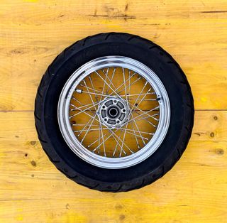 Rueda de radios trasera 16” Harley Davidson