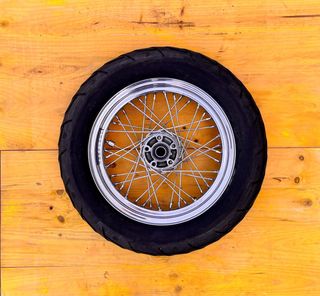 Rueda de radios trasera 16” Harley Davidson