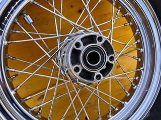 Rueda de radios trasera 16” Harley Davidson