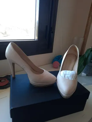 Zapatos de tacón beige
