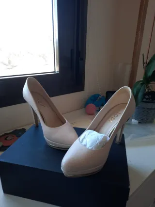 Zapatos de tacón beige