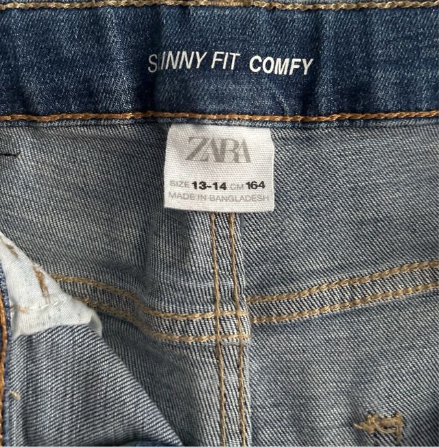 Pantalón vaquero niño azul con rotos. Buen estado.