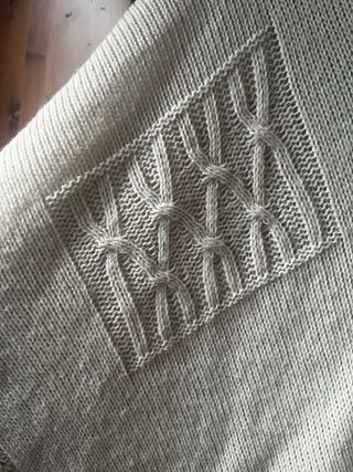 Poncho Fobya lavorato a maglia beige