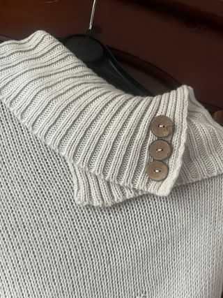 Poncho Fobya lavorato a maglia beige