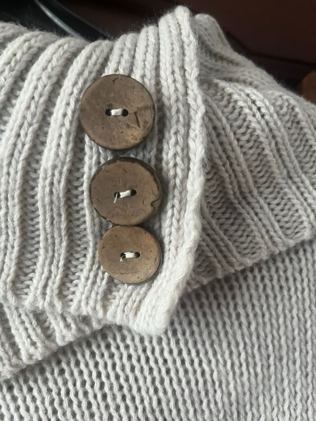 Poncho Fobya lavorato a maglia beige