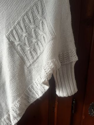 Poncho Fobya lavorato a maglia beige