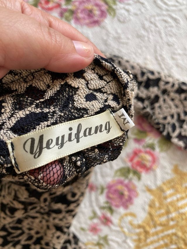 Vestido mini encaje floral