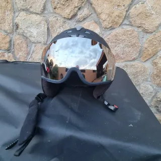 Casco de esquí Uvex con visera