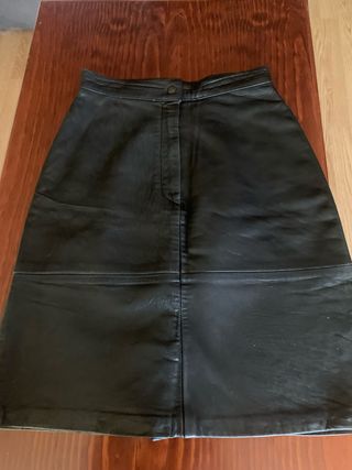 Falda de piel negra