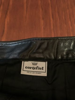 Falda de piel negra