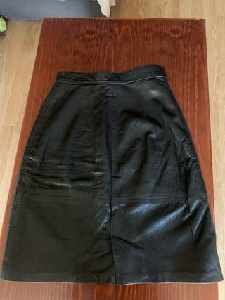 Falda de piel negra
