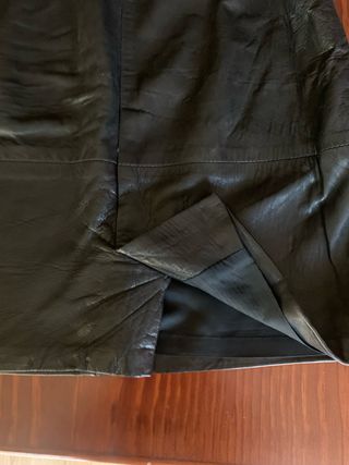 Falda de piel negra