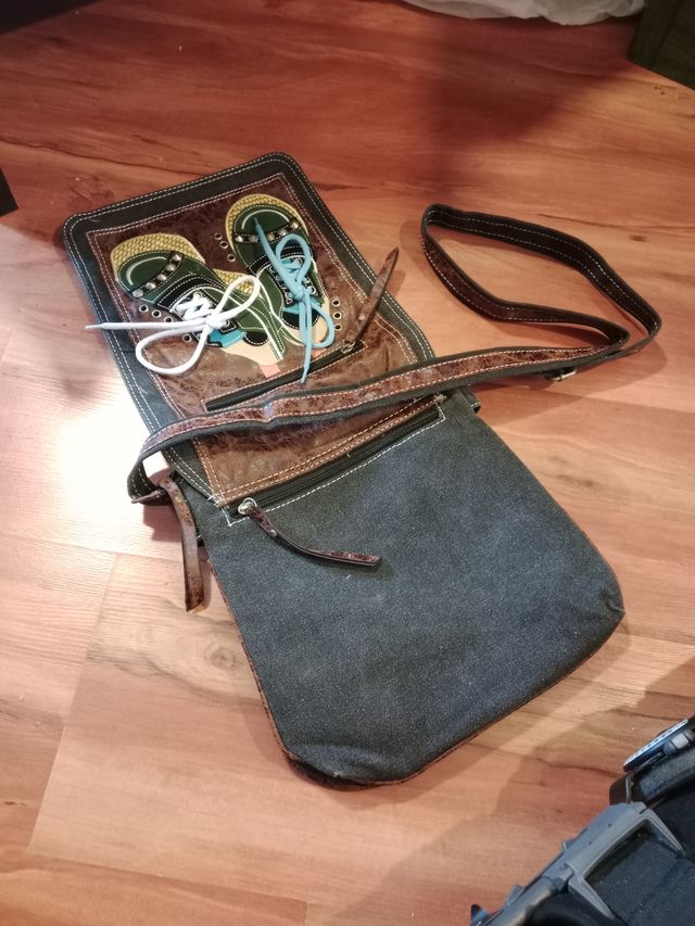 Bolso bandolera con diseño de zapatillas