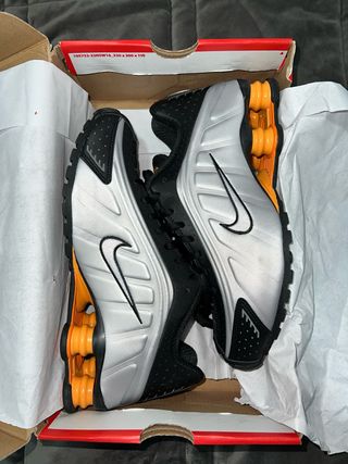 Nike Shox R4 Gris y Naranja Unisex