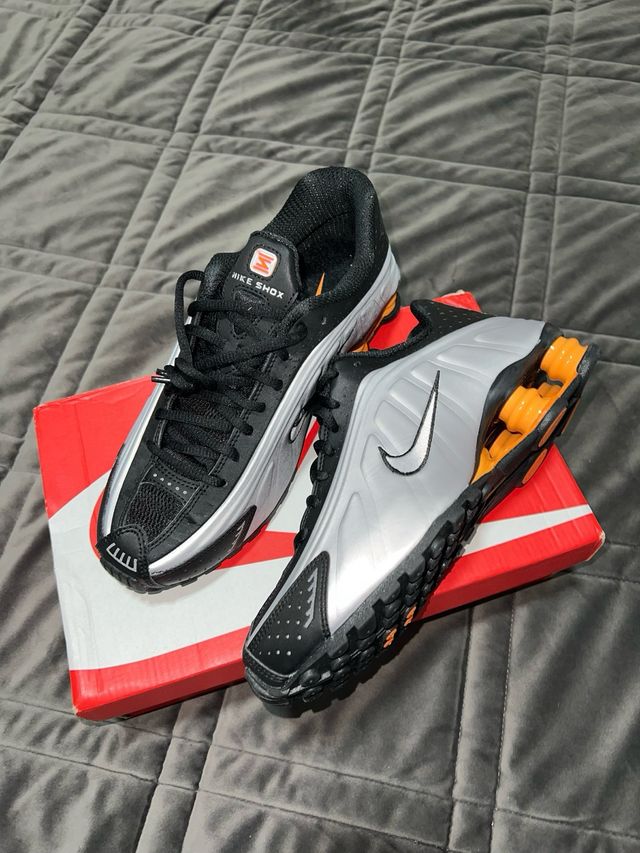 Nike Shox R4 Gris y Naranja Unisex