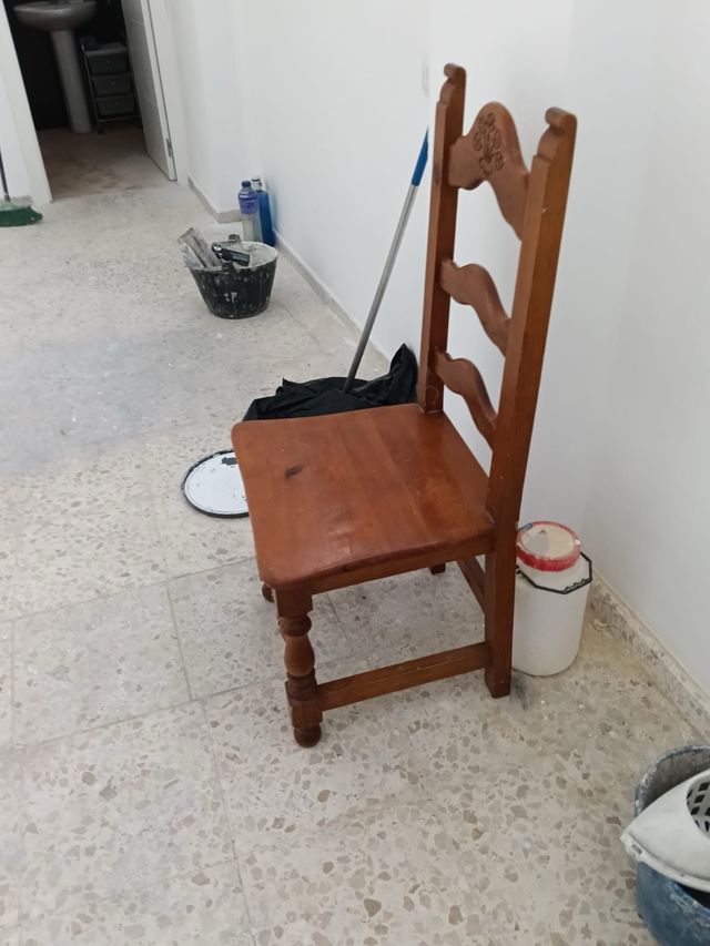 Mesa redonda de madera y 2 sillas