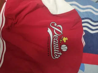 Cazadora bomber Peanuts Pull & Bear roja 
